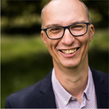 Tom begeleidt mensen, teams en organisaties naar meer welzijn via technieken zoals mindfulness, zelfdeterminatie, verbindende communicatie, zelfcompassie.